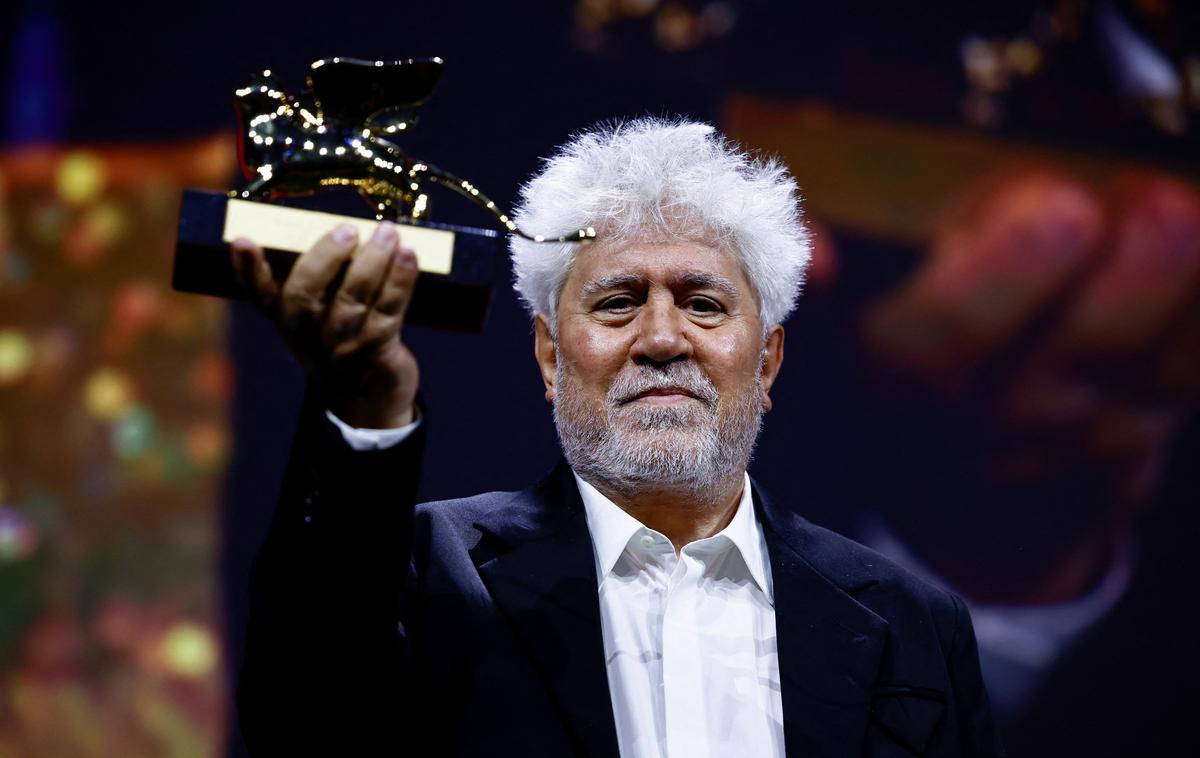 Pedro Almodovar, zlati lev | V zmagovalnem filmu z naslovom The Room Next Door režiserja Pedra Almodovarja sta zaigrali Tilda Swinton in Julianne Moore. | Foto Reuters