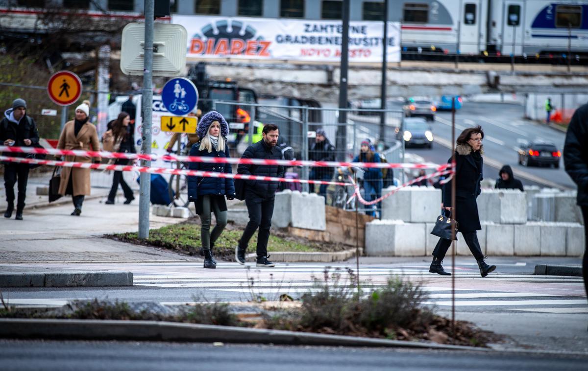 Delna zapora Dunajska cesta | Dunajska cesta bo popolnoma ponovno zaprta med 13. in 14. aprilom. V tem času bodo izvedli montažo jeklenega nosilca za sovprežno armirano betonsko konstrukcijsko ploščo čez nadvoz, pozneje sledijo še montaža jeklenih nosilcev ter dela na zgornjem ustroju železniške proge na objektu. | Foto Gaja Hanuna