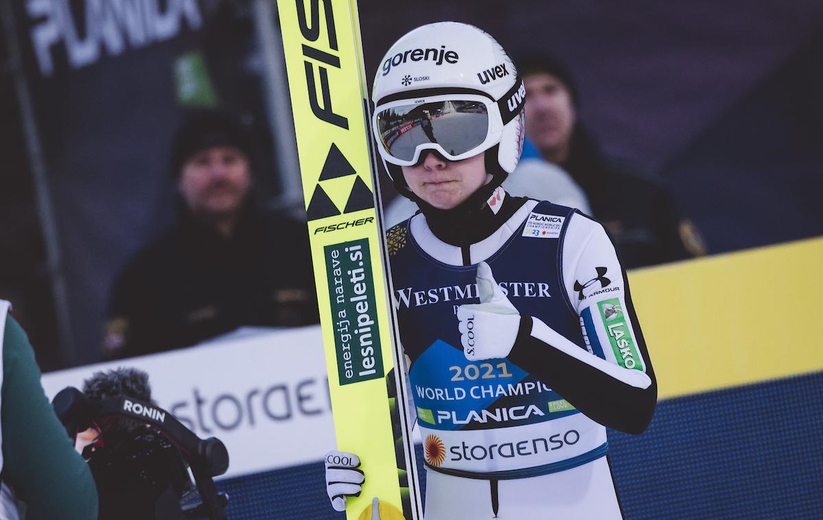 Planica 2023, srednja skakalnica, kvalifikacije, Ema Klinec | Ema Klinec bo na prvi tekmi smučarskih skakalk tekmovala v posebni majici branilke naslova svetovne prvakinje. | Foto Sportida