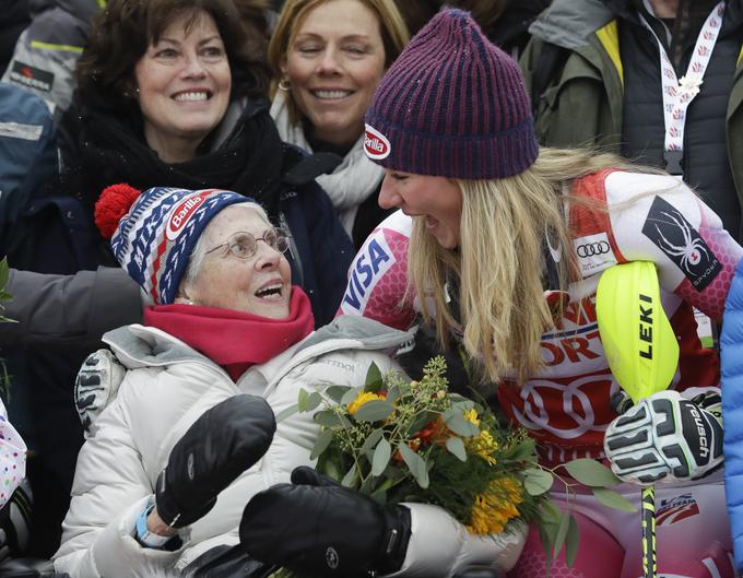 Mikaela Shiffrin po prvi zmagi v Killingtonu (2016) z babico Polly Condron. | Foto: Guliverimage