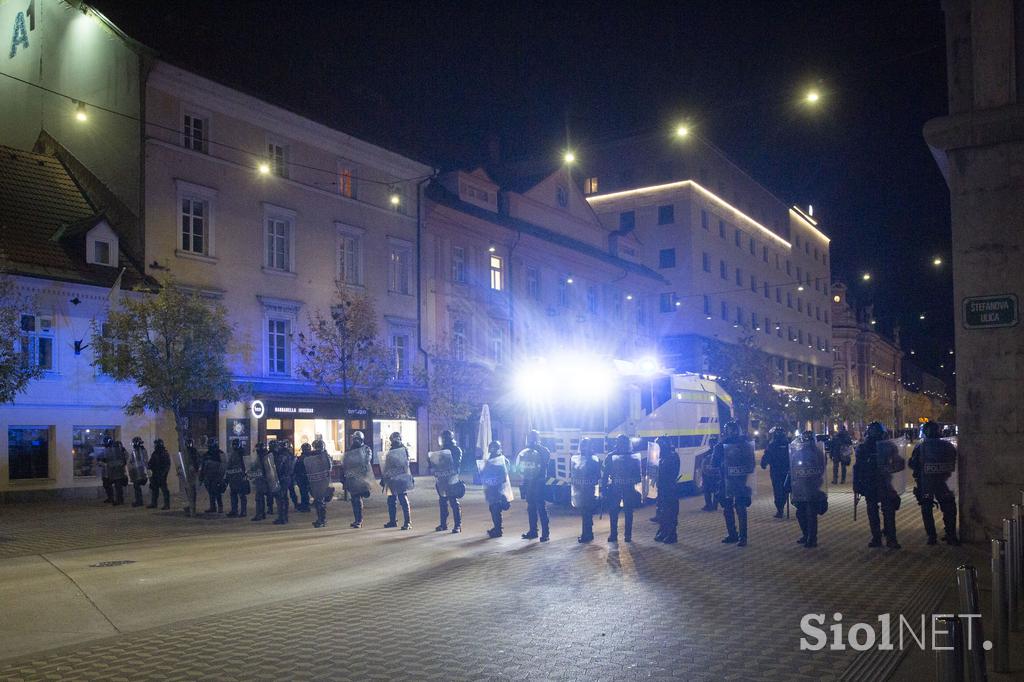 Nasilni protesti v Ljubljani, 5. november 2020. Ivan Gale vodni top