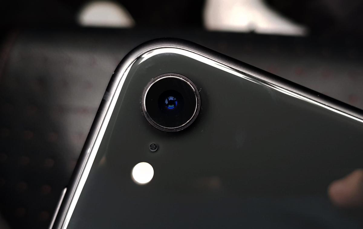 iPhone XR | Letos bo na svetovni ravni že četrto leto zapored prodanih več kot 1,5 milijarde novih pametnih telefonov. Trend se bo po napovedih analitikov nadaljeval tudi v letu 2021. | Foto Matic Tomšič