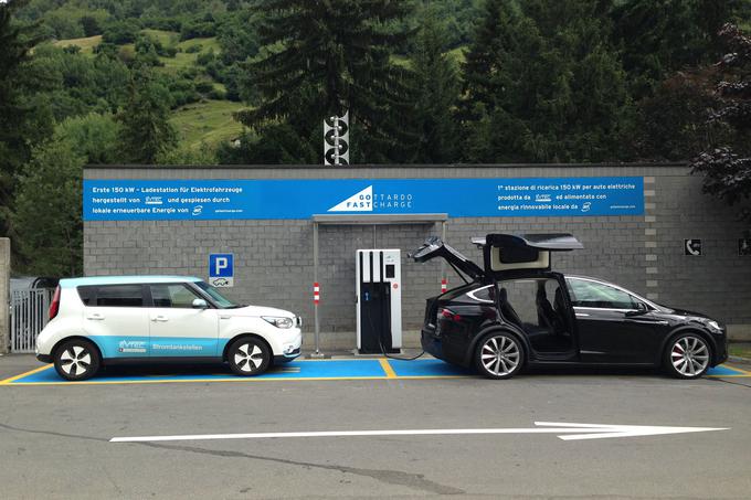 Na otvoritvi se je pred predorom Gotthard ustavila tudi tesla X. (foto: Gotthard Fastcharge) | Foto: 