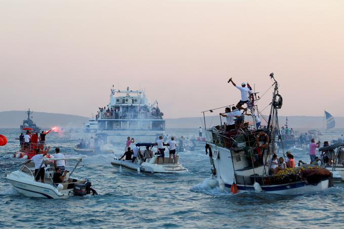 Tako so ga pospremili na njegovo zadnjo pot proti rojstni Korčuli.  | Foto: Reuters