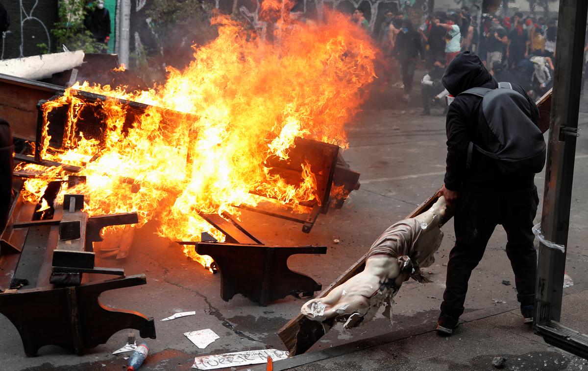 demonstracije protesti Čile Santiago | Demontranti med drugim plenijo cerkve in zažigajo dragocenosti. | Foto Reuters