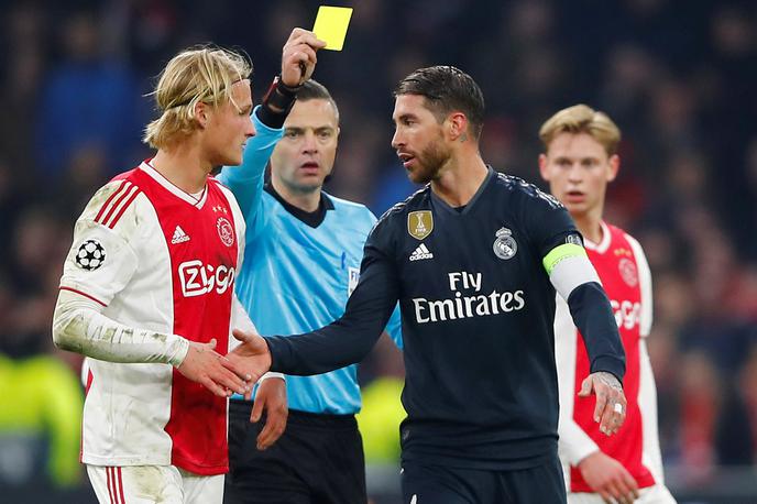 Sergio Ramos Damir Skomina Amsterdam liga prvakov | Takole je Damir Skomina v Amsrterdamu pokazal rumeni karton kapetanu Reala Sergiu Ramosu. | Foto Reuters