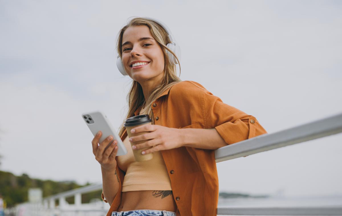 dekle, ženska, poletje, tehnologija, telefon | Foto Shutterstock