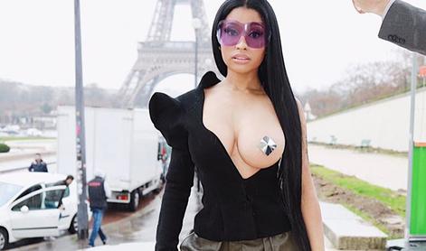 Nicki Minaj na tednu mode samozavestno razkrila svojo dojko