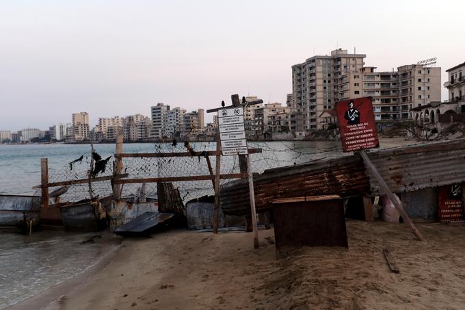 Ograja, ki označuje mejo med Republiko Ciper in turško republiko Severni Ciper, na plaži v mestu Famagusta. | Foto: Reuters