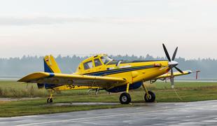 Air tractor znova v zraku na ilirskobistriškem, gasilcem nagaja močna burja