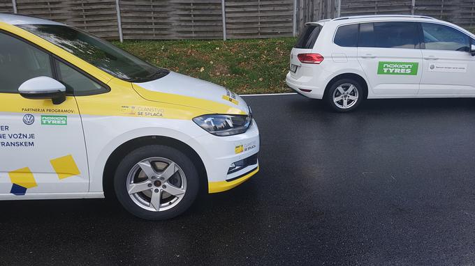 Taka je bila razlika v zavorni poti od 90 km/h. Na enem avtu so bile nove, na drugem obrabljene zimske gume. | Foto: Gregor Pavšič