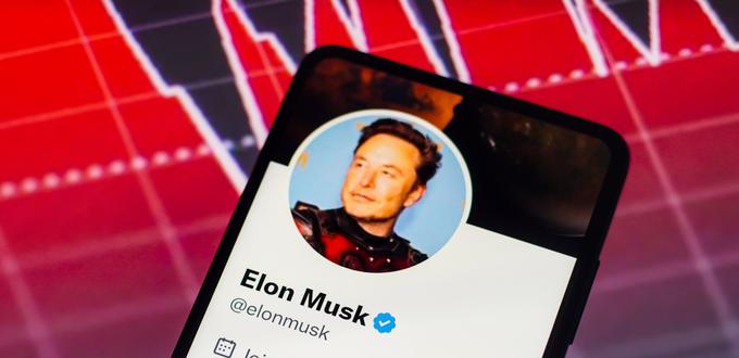 Odkar je Elon Musk leta 2022 prevzel Twitter, zdaj X, in odpustil večino zaposlenih, med drugim mnogo tistih, ki so bdeli nad lažnimi informacijami in neprimernimi vsebinami, je oglaševanje na Twitterju prekinilo ali pa ga vsaj začasno zaustavilo mnogo svetovno znanih podjetij, ki za oglaševanje sicer zapravijo ogromno denarja. Podjetje Twitter oziroma X, ki ga je Musk kupil za 44 milijard dolarjev oziroma nekaj več kot 40 milijard evrov, je po lanski oceni Muska zdaj vredno več kot pol manj, nekateri finančni analitiki pa so vrednost podjetja postavili celo v bližino zgolj tretjine kupnine. | Foto: Shutterstock