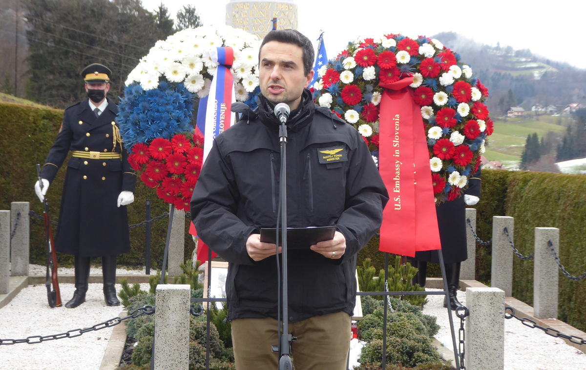 Matej Tonin | "Odločitev, da za domovino tvegaš svoje življenje, je žrtev, ki jo vzamejo nase samo največji domoljubi. Hrepenenje po življenju v samostojni državi je bilo v našem narodu prisotno dolga stoletja in mi smo tista srečna generacija, ki lahko danes žanje sadove tega dolgoletnega prizadevanja in največjih osebnih žrtev," so bile besede Tonina, ki je poudaril, da je naša naloga, da presežemo delitve in se usmerimo v prihodnost. | Foto Ministrstvo za obrambo