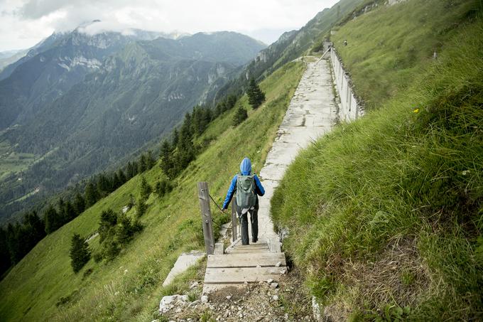 V njeni bližini se skriva (dobesedno, saj je, če stojite na njej, ne bi niti opazili) kasarna, nekateri pravijo, da celo konjušnica. Tako v kasarno kot v kupolo je možen vstop. | Foto: Ana Kovač