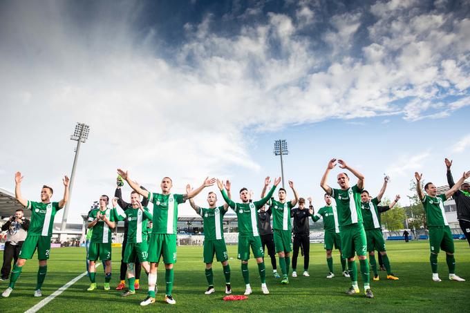 Na praznik dela je Olimpija osvojila pomembne točke v boju za naslov. V prvem polčasu v Kopru ni igrala dobro. Vanoli je debitiral na štadionu, kjer je s Koprom že osvajal lovorike. Debi je začinil s srečno zmago, pa tudi izključitvijo. Zbralo se je ogromno navijačev Olimpije, ki so skočili v zrak od navdušenja po zadetkih Juliusa Wobayja in Denisa Klinarja. Ljubljančani so pred večnim derbijem v Ljubljani ohranili tri točke prednosti pred vijolicami. | Foto: 