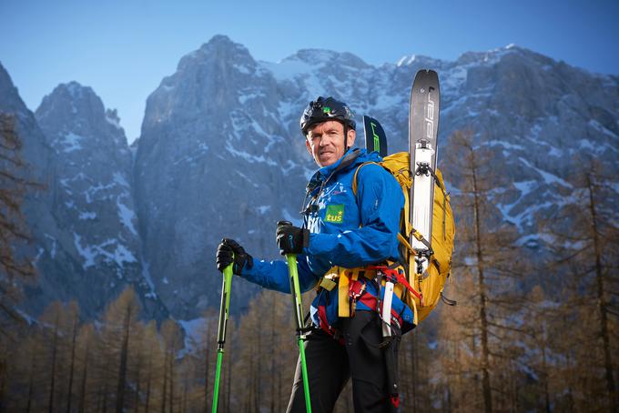 Karničar je nameraval smučati z novimi zložljivimi turnimi smučmi, ki so jih v begunjskem Elanu izdelali v sodelovanju s Slovensko vojsko. | Foto: Osebni arhiv