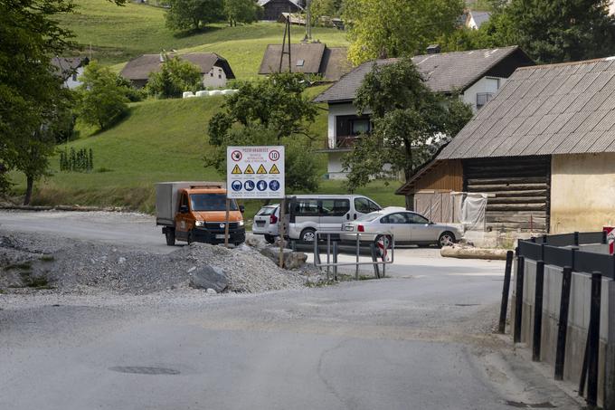 Gospa Mara Mlakar še vedno čaka na sanacijo ceste, ki vodi mimo njene hiše.  | Foto: Ana Kovač