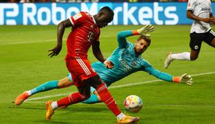 Kampl do točke v Stuttgartu, "teniška" zmaga Bayerna