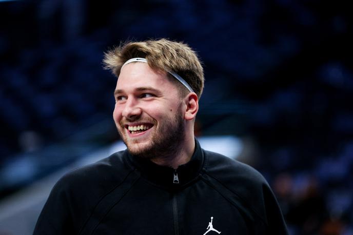 Luka Dončić | Luka Dončić je v trenirki in natikačih poskrbel za novo atraktivno potezo. | Foto Reuters