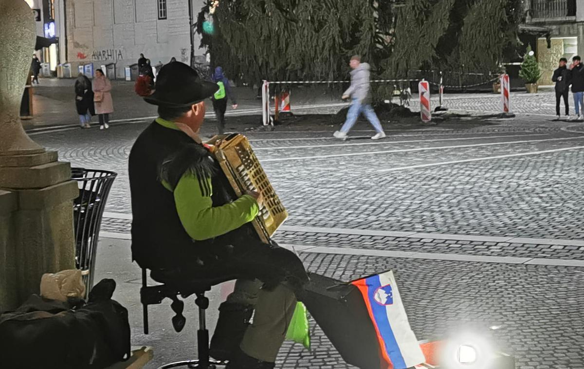 Harmonikaš | "Gospod je vstal, pobral denar, ki sta mu ga dala v kovček, in ga vrgel v mojega sina," je zapisala mama.  | Foto Aktivna Družina/FB