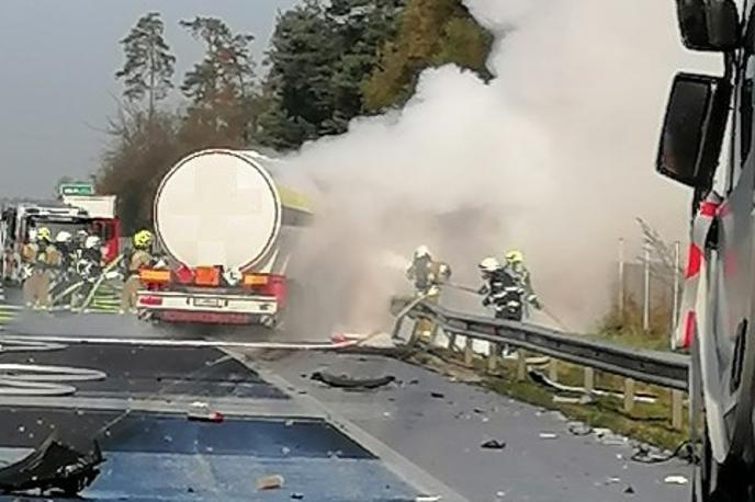 Trčenje | Cisterna je po trku z drugim tovornim vozilom zagorela. | Foto policija