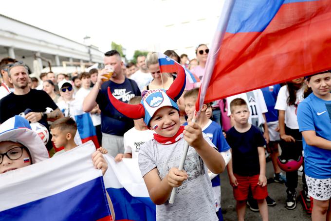 Dvoboje slovenske nogometne reprezentance v večjem številu spremljajo tudi na odprtih javnih mestih v Sloveniji. V Ljubljani na primer na Pogačarjevem trgu. | Foto: Ana Kovač