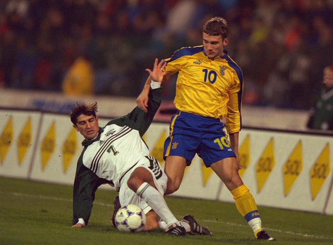 Andrij Ševčenko v boju z Djonijem Novakom 13. novembra 1999 v Ljubljani za Bežigradom. | Foto: Reuters