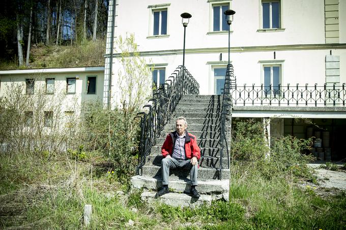 Natakar in kasneje vodja strežbe je Štefan Hirci v hotelu in restavraciji grad Podvin delal med letoma 1968 in 1987. Pred danes zapuščeno graščino in njeno zaraščeno okolico pripoveduje, kako je bilo nekoč tu krasno. Imela je bazen, mini golf in tenis, park pa je bil bil urejen in posejan z rožami. | Foto: Ana Kovač