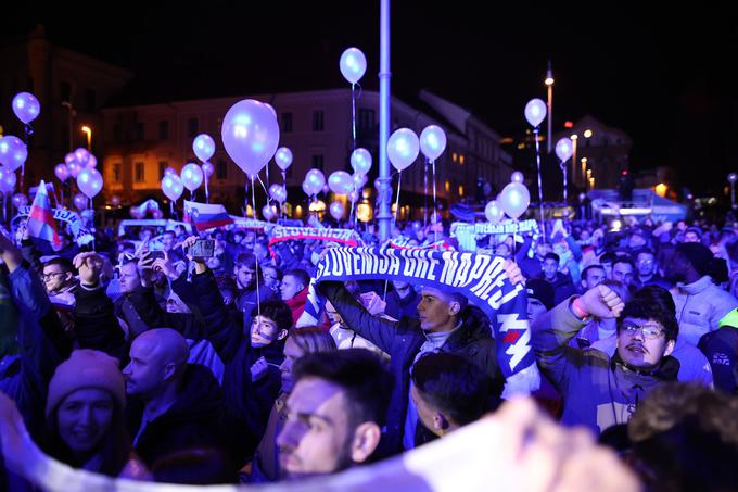 Slovenski navijači na Kongresnem trgu | Foto: www.alesfevzer.com