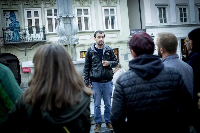 Boštjan Plut je doktor zgodovine in je odličen, duhovit pripovedovalec, kar pa je več kot dobra kombinacija za vodenje po manj znanih, temnih, alkoholnih, smrdečih in krutih poteh po preteklosti Ljubljane. Je avtor vodenega sprehoda po mestu, poimenovanega Wicked Tour. | Foto: Ana Kovač