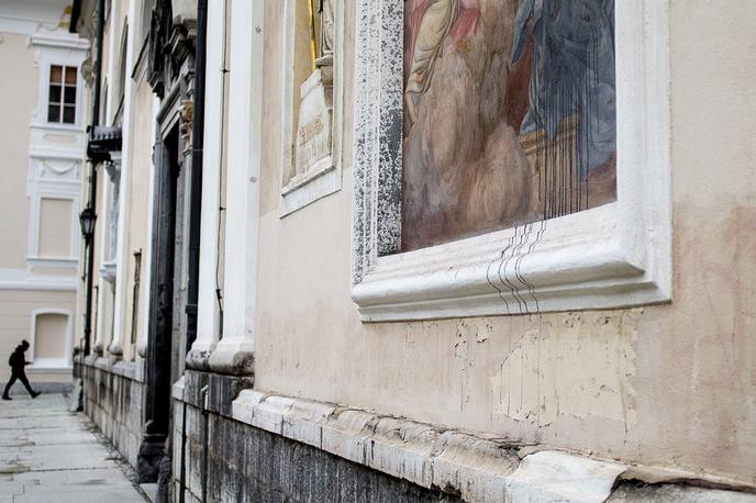 Stolnica sv. Nikolaja, poškodovana freska | Ljubljanski nadškof metropolit Stanislav Zore bo pozno popoldne v ljubljanski stolnici daroval mašo za žrtve totalitarnih in avtoritarnih režimov. | Foto Ana Kovač