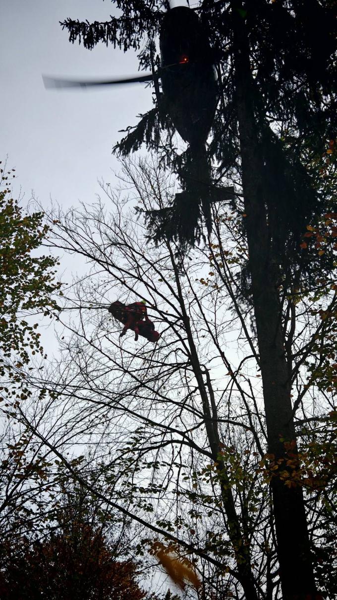 Ponesrečenega voznika tovornega vozila so reševali s helikopterjem in vitlom.  | Foto: PGD Vrhnika