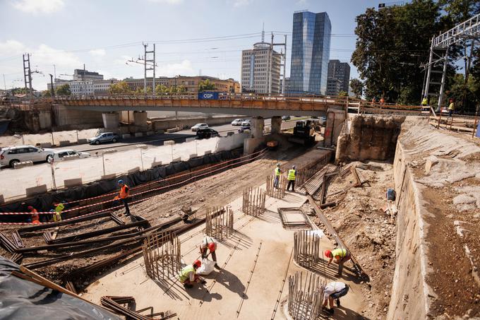 Gradnja novega nadvoza je bila ena najkompleksnejših faz v sklopu gradnje novega Potniškega centra Ljubljana. Začela se je lani poleti, maja letos pa so promet sprostili po južnem delu nadvoza. | Foto: STA