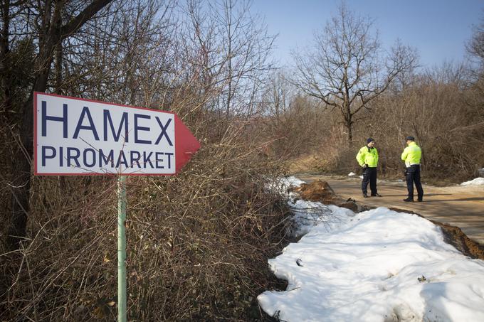 Širšo okolico kraja eksplozije so zavarovali, gasilske enote pa so sanirale kraj.  | Foto: Bojan Puhek