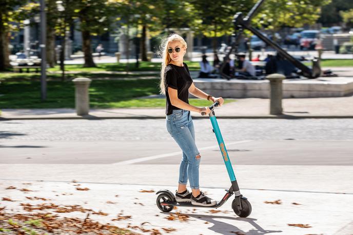 Električno skiro MikMik | Podjetje MikMik namerava do poletja v sistem izposoje vključiti od 300 do 500 električnih skirojev po vsej državi. | Foto arhiv podjetja