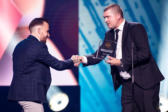 Nagrado za najlepši zadetek sezone mu je podelil urednik športnega programa na Planet TV Miran Tišič. | Foto: Grega Valančič/Sportida