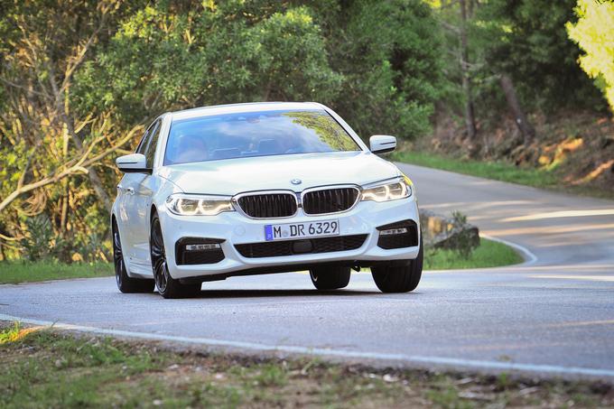 Trenutni vrh športne ponudbe predstavlja M550 xDrive s 462 "konji", 650 njutonmetri največjega navora in le 4-sekundnim pospeškom do sto kilometrov na uro. BMW obljublja dodatno izpiljene vozne lastnosti. | Foto: Ciril Komotar