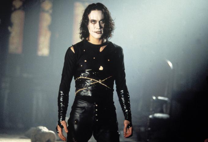 Brandon Lee v kultnem filmu Vran. Ta je izšel maja 1994, dobro leto dni po igralčevi smrti, in postal takojšnja uspešnica tako med kritiki kot z vidika prodaje vstopnic za kinematografe.  | Foto: AP / Guliverimage