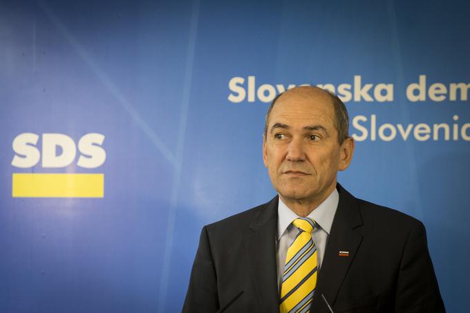 Predsednik SDS Janez Janša je v včerajšnjem pismu predsedniku EPP Josephu Daulu pozval k odpovedi ali preložitvi glasovanja o usodi stranke Fidesz, saj da v primeru glasovanja stranka izgubi ne glede na izid. Opozoril je tudi, da EPP z glasovanjem tvega razdor v svojih vrstah in zmago na evropskih volitvah. | Foto: Ana Kovač