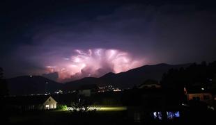 Pri naših sosedih ponoči besnelo neurje, vidno tudi iz Slovenije #video