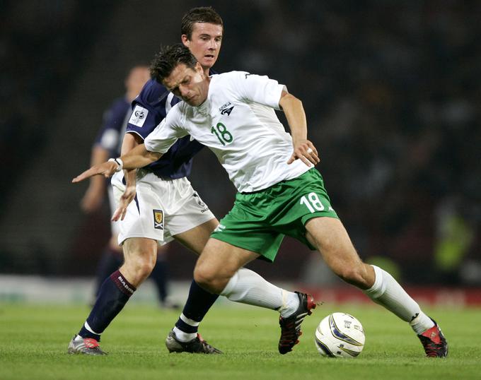 Le štiri dni po hat-tricku proti Moldaviji je Milenko Ačimović na gostovanju na Škotskem prejel ogromno udarcev. Slovenija je osvojila točko (0:0). | Foto: Reuters