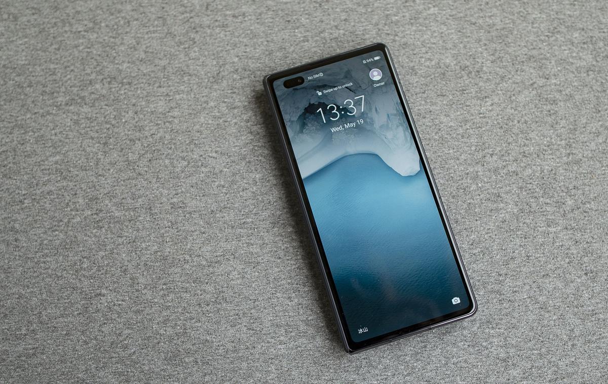 HUAWEI Mate X2 | Pregibni pametni telefon Huawei Mate X2 je (vsaj za zdaj) na voljo le na Kitajskem. | Foto Ana Kovač