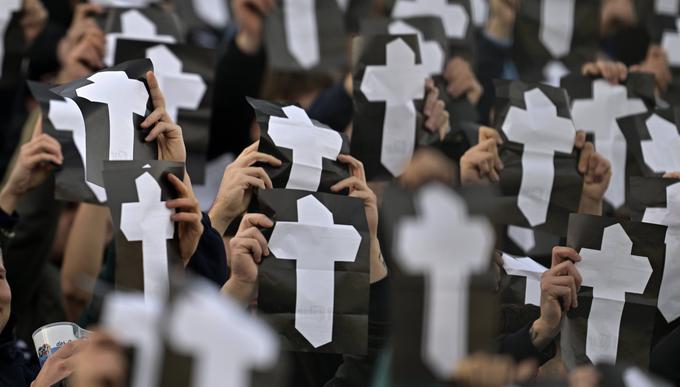 Na tekmah nemške lige so navijači pogosto opozarjali na kršitve delavskih pravic v Katarju in pozivali k bojkotu svetovnega prvenstva.  | Foto: Guliverimage/Vladimir Fedorenko