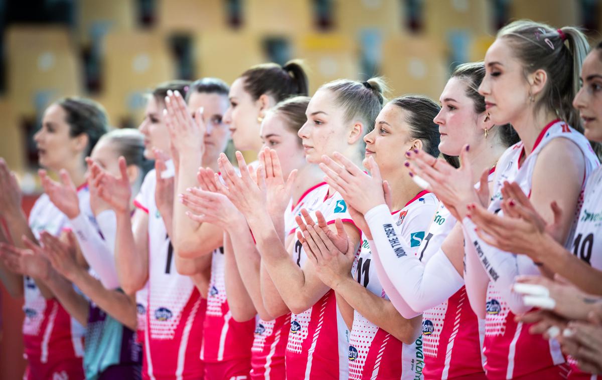 Nova KBM Branik, odbojka | Mariborske odbojkarice so morali v finalu slovenskega državnega prvenstva zaploskati tekmicam iz Kamnika, zdaj klubsko sezono začenjajo s superpokalom srednjeevropske lige in pod novim imenom OTP Banka Branik. | Foto Jure Banfi