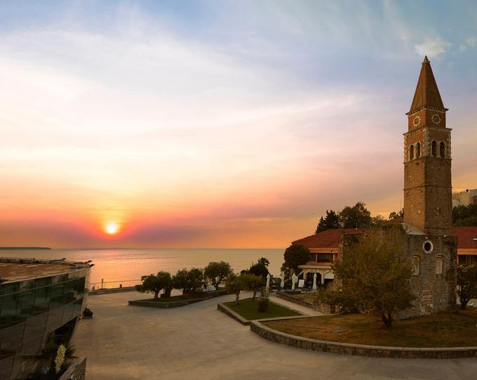 Osrednji del Bernardina krasi zvonik in del nekdanje samostanske cerkvice Sv. Bernardina iz 15. stoletja, ki nemo priča o bogati kulturni dediščini kraja. Od nekdanjega samostana so ohranjeni markanten zvonik, prezbiterij cerkvice in zid z oboki. | Foto: 