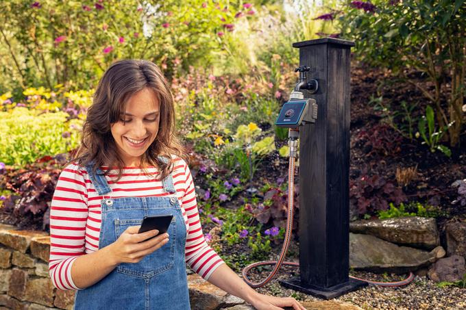 GARDENIN zalivalni računalnik Bluetooth® omogoča udobno nastavitev namakalnega sistema s pomočjo pametnega telefona. | Foto: Gardena