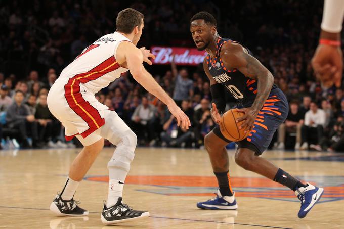 Goran Dragić v dvoboju z najboljšim strelcem srečanja Juliusom Randlom | Foto: Reuters