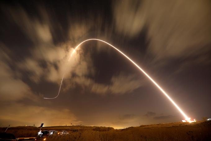 Sistem Železna kupola z radarjem zazna raketo, izstreljeno proti cilju v Izraelu, in proti njej pošlje prestrezalni projektil, da jo uniči. | Foto: Reuters