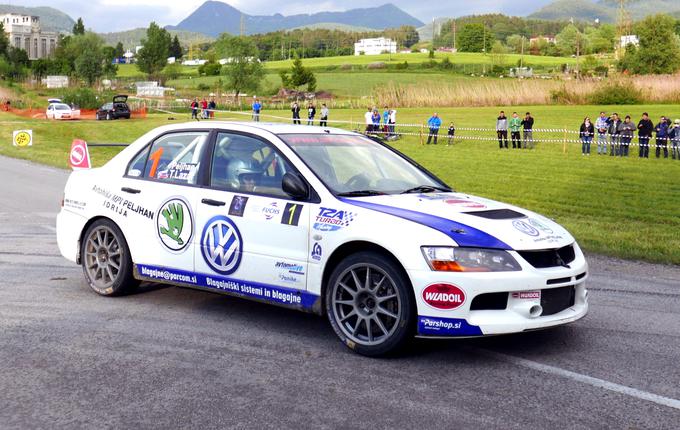 Darko Peljhan je kot sovoznik proti Velikim Žabljam drsel že leta 1990. Ta konec tedna bo sedel v mitsubishiju lancerju EVO10. S starejšim lancerjem je med Slovenci dobil uvodni reli sezone v Velenju. | Foto: 