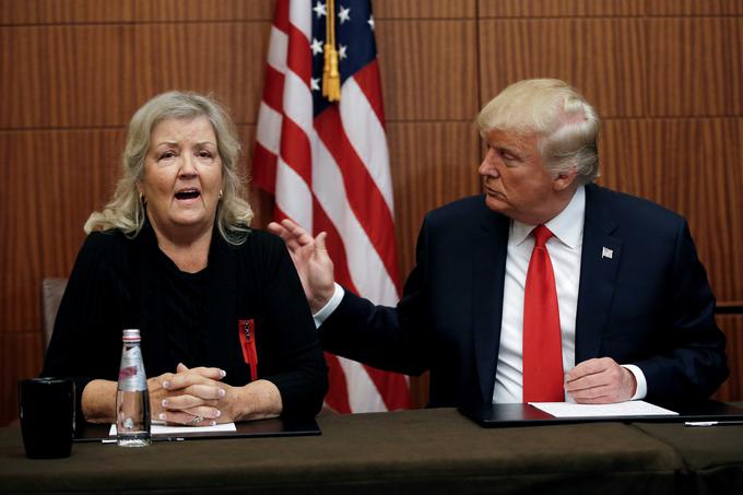 Že pred soočenjem je Trump na novinarski konferenci predstavil domnevne žrtve spolnih napadov Billa Clintona. Na fotografiji je Juanita Broaddrick, ki naj bi jo Bill Clinton posilil pred desetletji. Več kot očitno taktika, da bi nevtraliziral afero z izjavami iz leta 2005. | Foto: Reuters